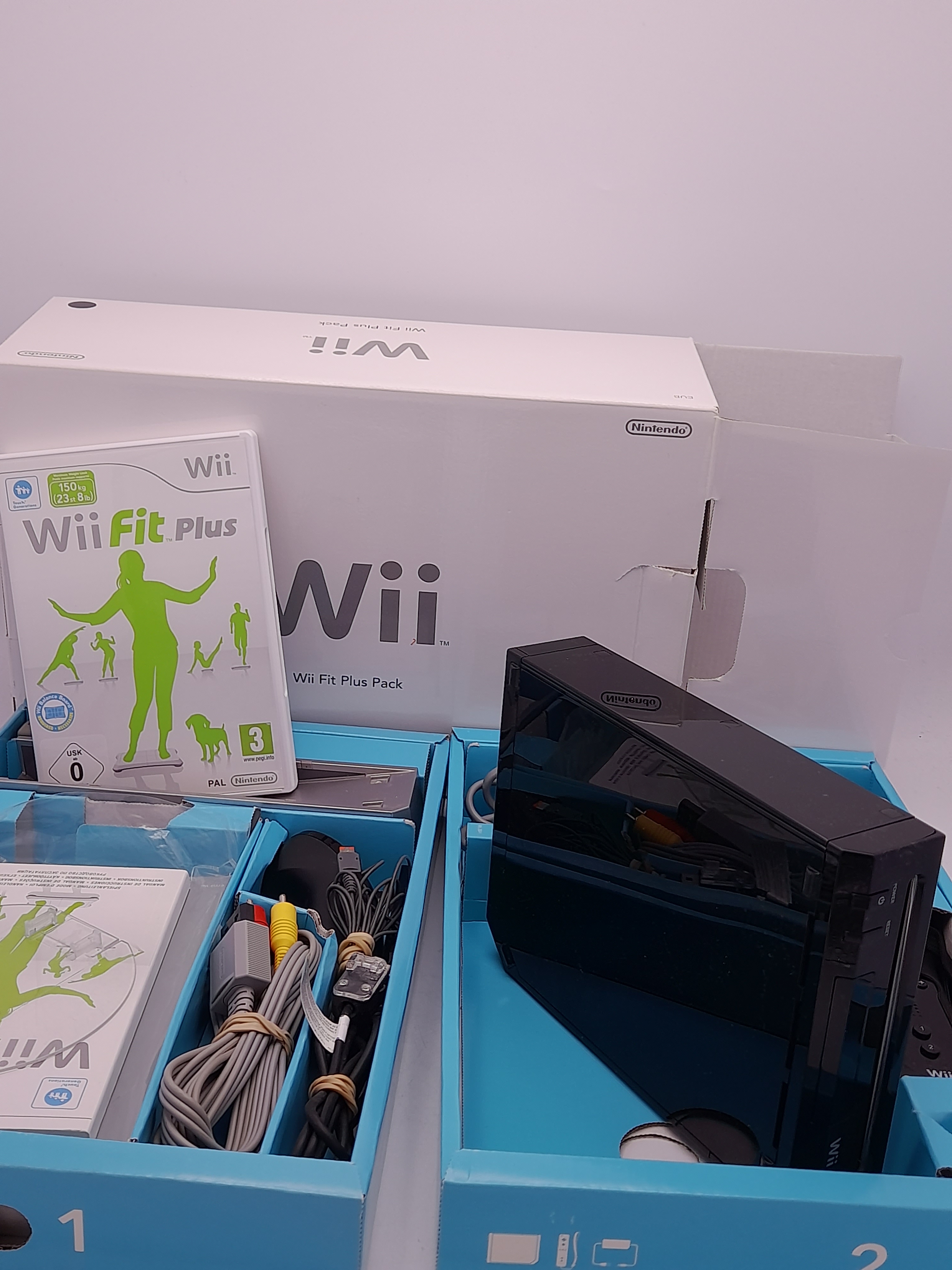 Foto van Wii Fit Plus Pack Zwart in Doos