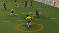 Review PES 2008 - Pro Evolution Soccer: Met de cursor kun je de baan van de bal bepalen.
