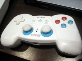 De Nyko Wireless Wing is een soort <a href = https://www.mariowii.nl/wii_spel_info.php?Nintendo=Classic_Controller>Classic Controller</a>, maar dan draadloos.