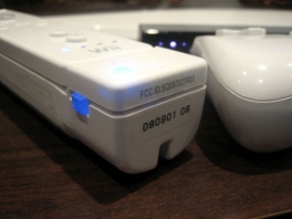 De Wireless Wing maakt contact met een klein opzetstukje op de <a href = https://www.mariowii.nl/wii_spel_info.php?Nintendo=Wii-afstandsbediening>Wii Remote</a>.