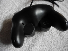 Je kunt herkennen dat het een 3rd party controller is, doordat er "Made in China" opstaat.