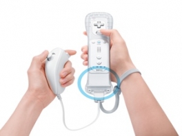 Bij gebruik van de <a href = https://www.mariowii.nl/wii_spel_info.php?Nintendo=Motion_Plus>Wii Motion Plus</a> steek je de <a href = https://www.mariowii.nl/wii_spel_info.php?Nintendo=Nunchuk>Nunchuk</a> gewoon daarin.